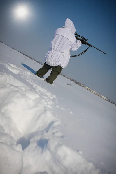 Caçador de camuflagem branca com sniper — Fotografia de Stock