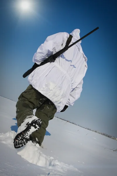 Caçador de camuflagem branca com sniper — Fotografia de Stock
