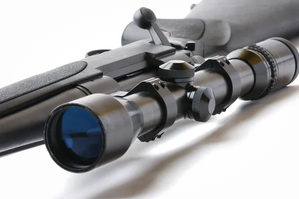 Черная охотничья винтовка с оптикой, изолированной на белом — стоковое фото