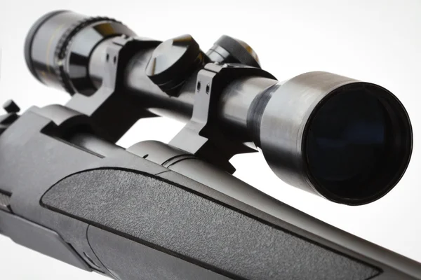 Fusil de caza negro con óptica aislada en blanco —  Fotos de Stock