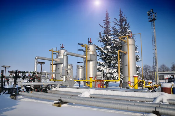 Нафтогазові заводи взимку — стокове фото