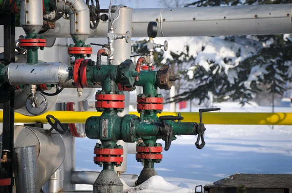 Нефтяные клапаны, покрытые снегом — стоковое фото