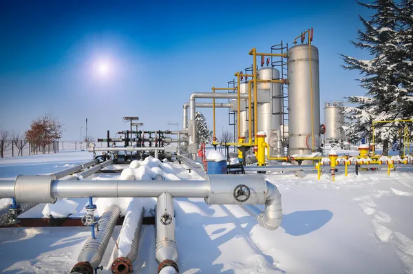 Plantas de petróleo e gás no inverno Imagens Royalty-Free