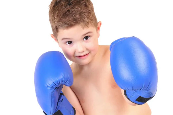 Pojke med boxhandskar på vit bakgrund — Stockfoto