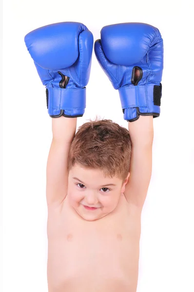 Мальчик в боксёрских перчатках на белом фоне — стоковое фото