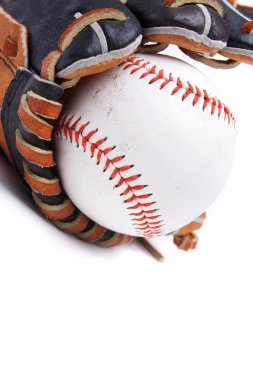 bir beyzbol eldiveni ve beyaz bir arka plan üzerinde topu