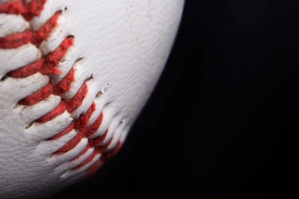Close up van een honkbal op zwarte achtergrond — Stockfoto