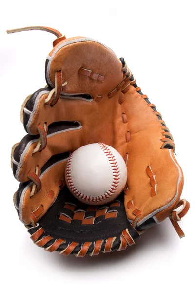 Een honkbal handschoen en bal op een witte achtergrond — Stockfoto