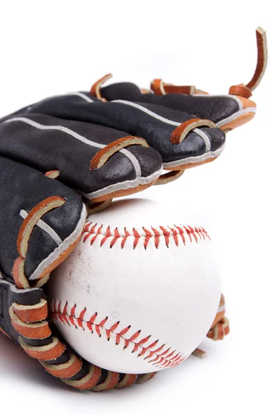 Un guante de béisbol y una pelota sobre un fondo blanco —  Fotos de Stock