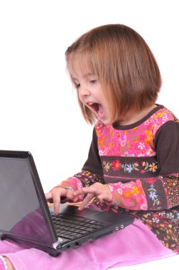 güzel küçük bir kız ile laptop