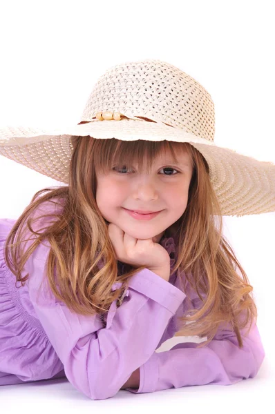 Vacker liten flicka med långt hår och en hatt på en vit bakgrund — Stockfoto