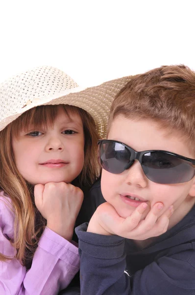 Pojke med glasögon och en flicka med hatt — Stockfoto