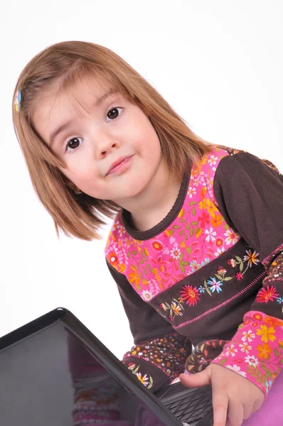 Belle petite fille avec ordinateur portable — Photo