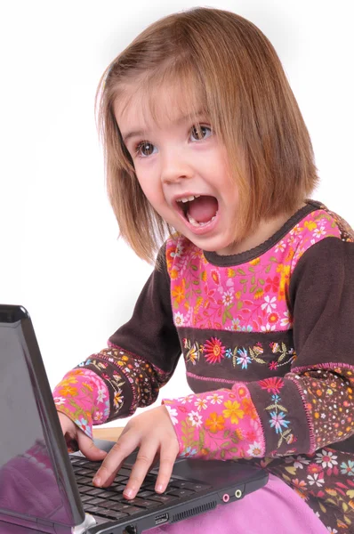 Belle petite fille avec ordinateur portable — Photo