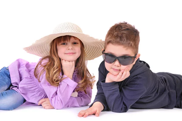 Menino com óculos e uma menina com chapéu — Fotografia de Stock