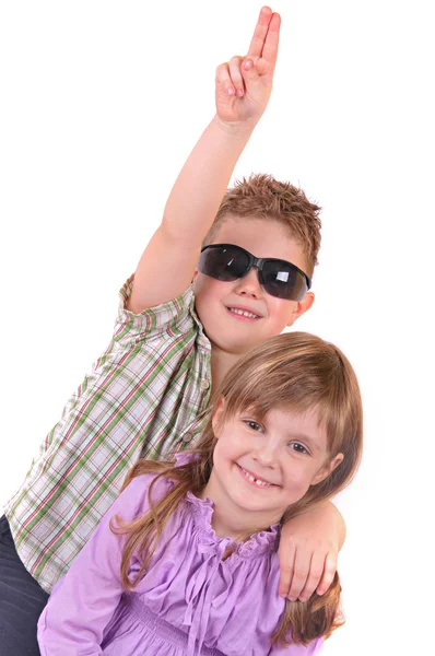 Lachende jongen en meisje op een witte achtergrond — Stockfoto