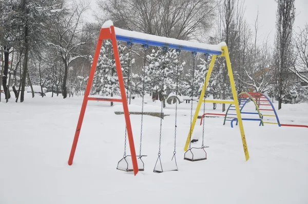 Порожній майданчик вкритий снігом — стокове фото