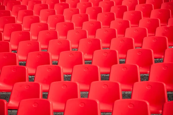 Červená sedadla na lavici — Stock fotografie