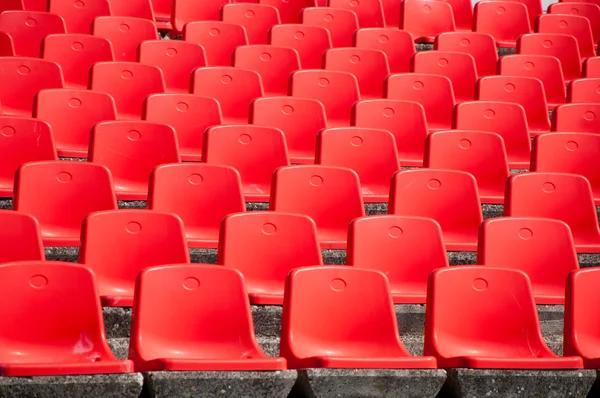红色体育场座位的立场上 — 图库照片