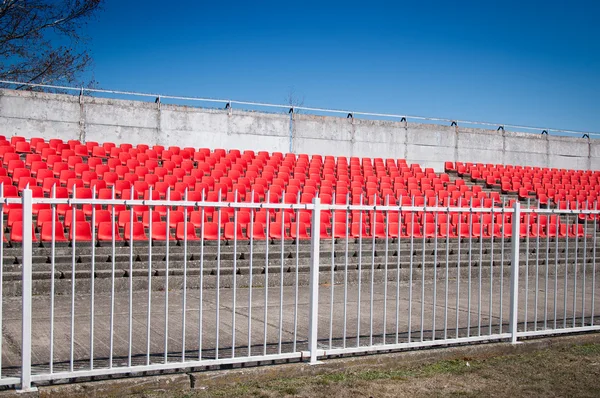 Rote Stadionsitze auf der Tribüne — Stockfoto