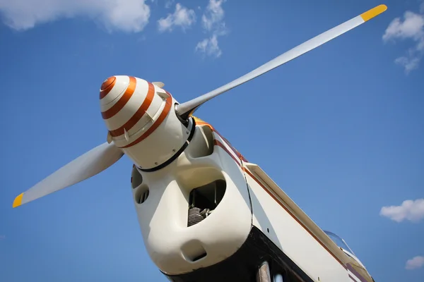 发动机和螺旋桨的飞机 — 图库照片