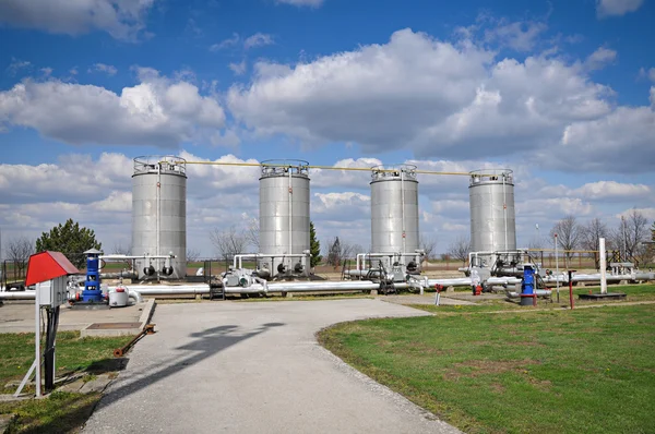 Grands réservoirs de carburant blancs sur un fond de ciel bleu — Photo