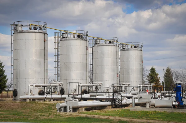 Větší bílé palivové nádrže na pozadí modré oblohy — Stock fotografie