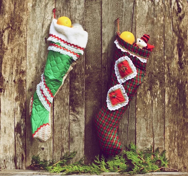 Weihnachtsstrümpfe hingen an einer Holzwand. — Stockfoto
