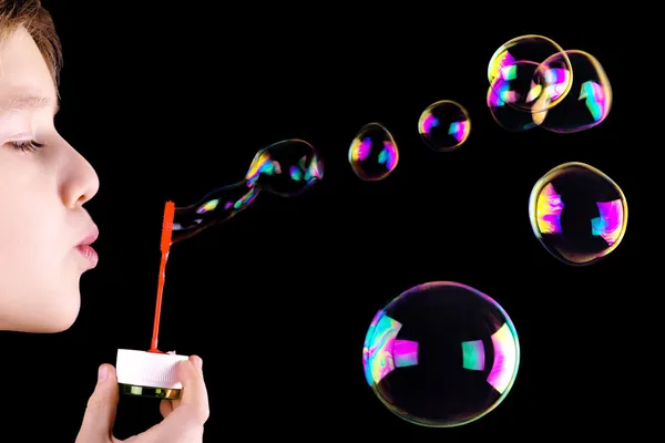 Fiú fúj buborékok Stock Kép