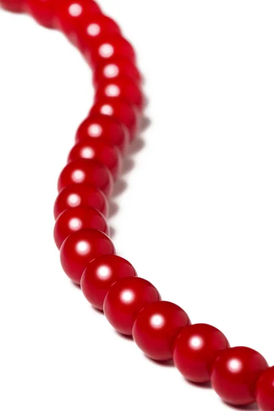 Röda pärlor på den vita bakgrunden — Stockfoto