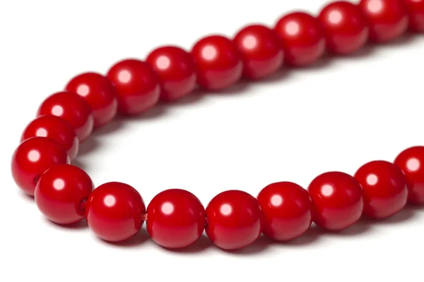 Foto av röda pärlor på vit bakgrund — Stockfoto