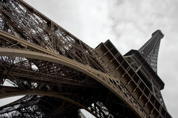 Eiffelturm im Weitwinkel. — Stockfoto