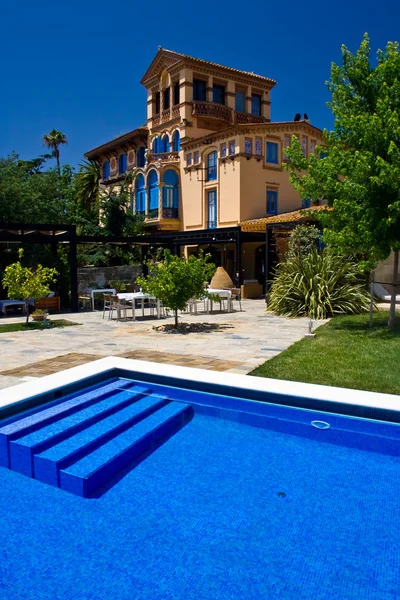 Zwembad en een hotel — Stockfoto