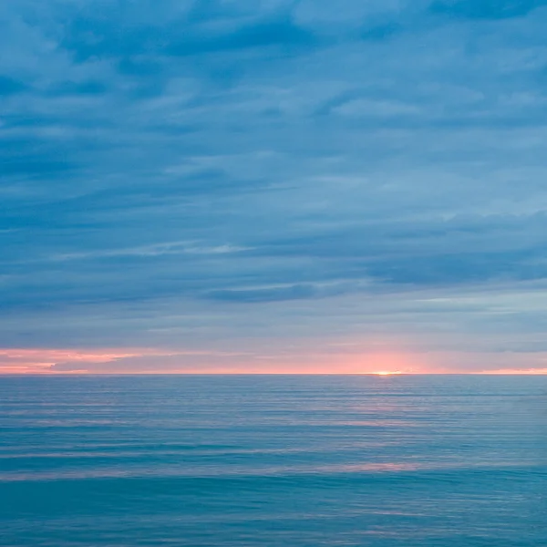 Σιωπηλή θάλασσα κατά το σούρουπο — Φωτογραφία Αρχείου