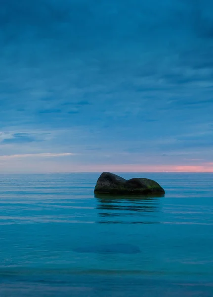 Dva kameny v moři. — Stock fotografie