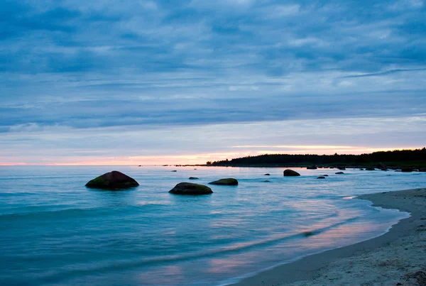Спокойный залив на закате — стоковое фото