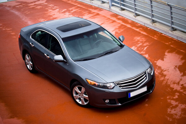 Серый металлический седан
