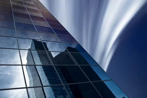 Reflektion av skyskrapa — Stockfoto
