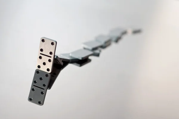 En kö av fallande dominobrickor — Stockfoto