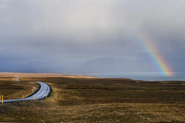 Paisagem com arco-íris e estrada — Fotografia de Stock