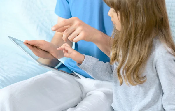 Pai com filha brincando em tablet digital — Fotografia de Stock