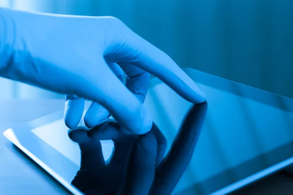 Ontroerend digitale tablet in handschoen — Stockfoto