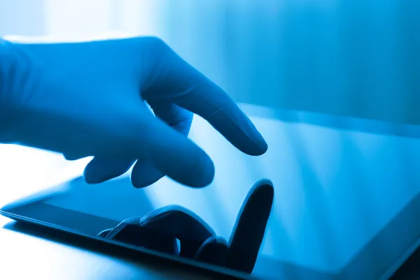 Medico toccando sullo schermo del tablet digitale — Foto Stock