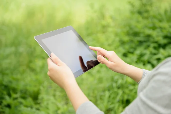 Frau nutzt digitales Tablet — Stockfoto