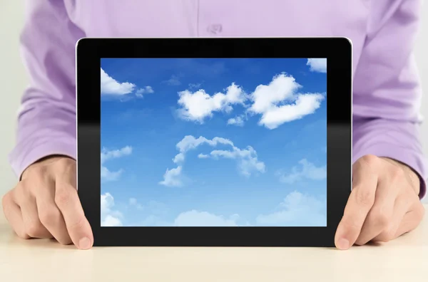 Cloudscape の tablet pc を示す実業家 — ストック写真