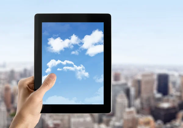 Hand houdt tablet pc met sky op scherm — Stockfoto