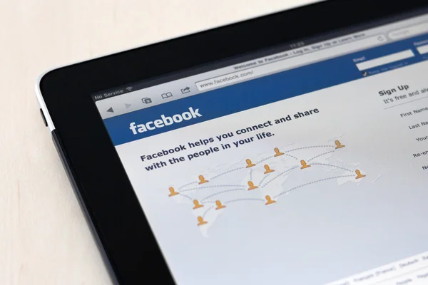 Apple ipad zeigt Facebook-Startseite — Stockfoto