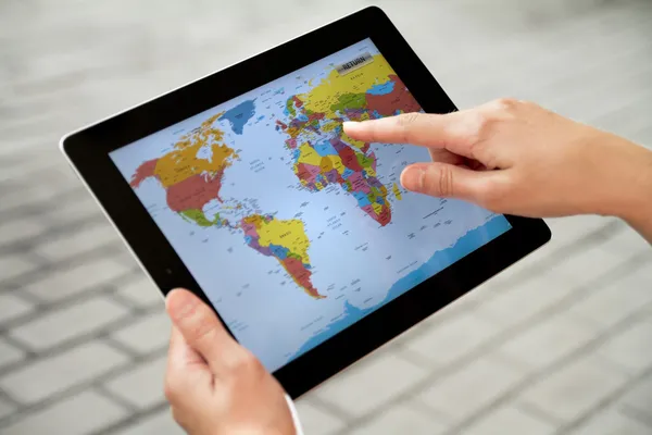 Dünya Haritası üzerinde apple ipad2 kullanma — Stok fotoğraf