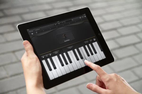 stock image Play the piano at Apple Ipad2