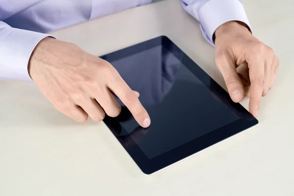 触摸 tablet pc 上的商人 — 图库照片